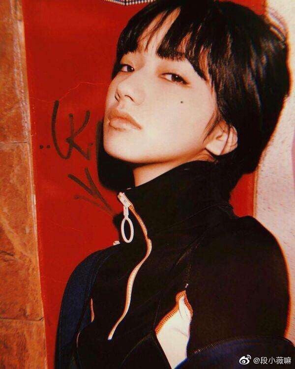 Chưa dừng lại ở đó, Đoàn Tiểu Vi còn từng đăng hình ảnh với một người đàn ông và tự công khai tình cảm. Nữ ca sĩ cho biết bạn trai cô là nhiếp ảnh gia, vì xấu hổ nên đã giấu mặt sau những bông hoa. Tuy nhiên, sau đó cư dân mạng phát hiện đó không phải hình của Đoàn Tiểu Vi mà là ảnh của Nana Komatsu và bạn diễn Suda Masaki. Trùng hợp là sau đó Nana và Suda cũng bị đặt nghi vấn đang hẹn hò.