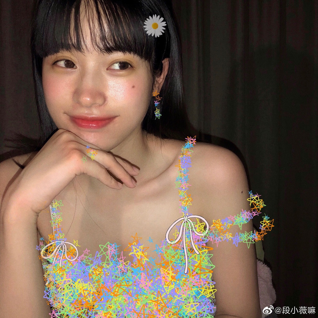 Tuy nhiên, khi vừa nổi tiếng, Đoàn Tiểu Vi cũng vướng phải không ít scandal trong đó nổi bật nhất là việc tự nhận hình Nana Komatsu là của mình. Nana Komatsu được gọi là "Tình đầu quốc dân Nhật Bản", sở hữu hàng triệu người hâm mộ khắp châu Á. Đoàn Tiểu Vi có nhiều nét giống Nana Komatsu. Cô cũng lựa chọn phong cách trang điểm làm tóc giống nữ diễn viên Nhật Bản. Nhưng đáng nói hơn, Đoàn Tiểu Vi còn lấy hình của Nana Komatsu, chia sẻ lên mạng và tự nhận đó là hình mình.