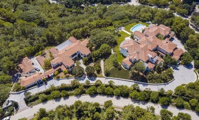 Tổ hợp gồm 2 căn biệt thự có tổng diện tích lên đến gần 3.995 m2 với 22 phòng ngủ và 39 phòng tắm. Hoàng gia Saudi Arabia sở hữu bất động sản này từ đầu những năm 1990.