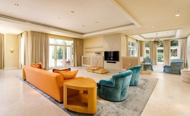 Phòng khách rộng lớn, trang nhã với hàng loạt nội thất sang trọng, nhiều màu sắc. Sàn gỗ đem đến sự ấm cúng, những cánh cửa Pháp mở ra không gian sân vườn.