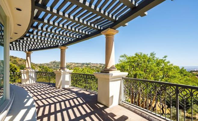 Ban công thoáng đãng là địa điểm lý tưởng để gia chủ thư giãn khi ngắm nhìn cảnh sắc thiên nhiên, phố phường.