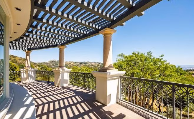 Ban công thoáng đãng là địa điểm lý tưởng để gia chủ thư giãn khi ngắm nhìn cảnh sắc thiên nhiên, phố phường.