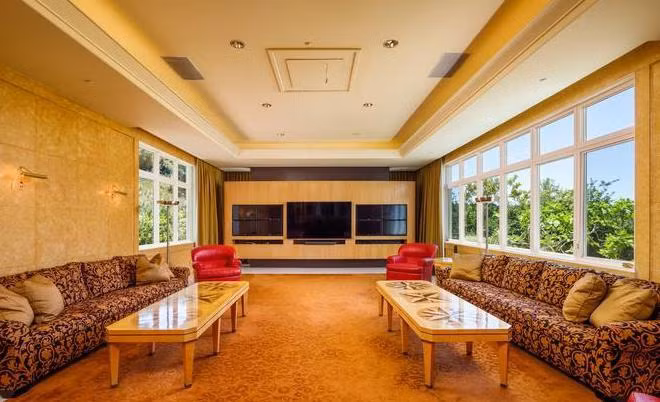 Phòng gia đình được thiết kế gần gũi với những gam màu nóng chủ đạo để đem đến cảm giác ấm áp, thân mật.