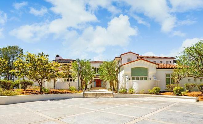 Hai ngôi nhà này đều mang phong cách truyền thống từ vùng Địa Trung Hải, nằm trên một ngọn đồi thuộc khu dân cư giàu có của Los Angeles, được trang bị hệ thống, đội ngũ an ninh tối tân.