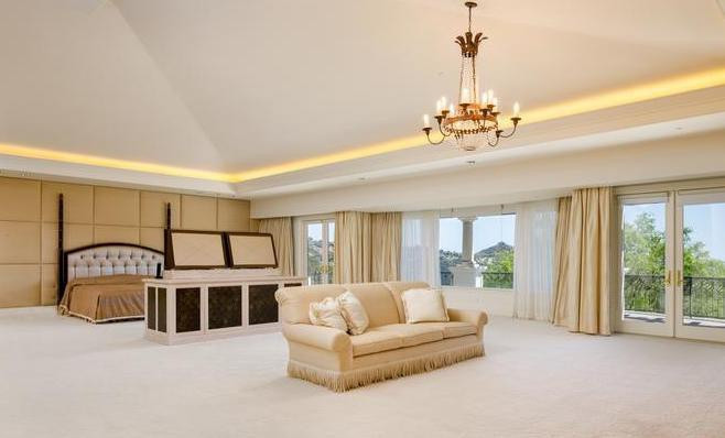 Phòng ngủ chính khổng lồ, tràn ngập ánh sáng tự nhiên, rộng đến 371 m2, được tích hợp với khu vực tiếp khách, ban công, phòng tắm, và cả phòng thay đồ.