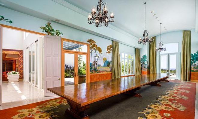 Phòng ăn lộng lẫy, hào nhoáng, được thiết kế theo phong cách cởi mở, có sức chứa hàng chục người. Những nội thất cầu kỳ tô điểm thêm cho sự xa hoa ở khu vực này.