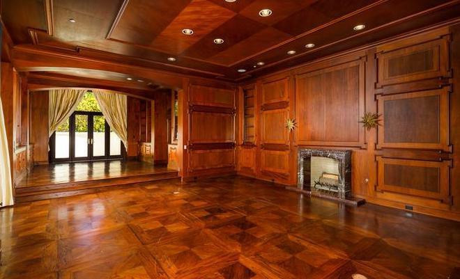 Một căn phòng rộng rãi được lát gỗ hoàn toàn, có thể được dùng làm thư viện, phòng làm việc, hoặc thậm chí là nơi khiêu vũ.