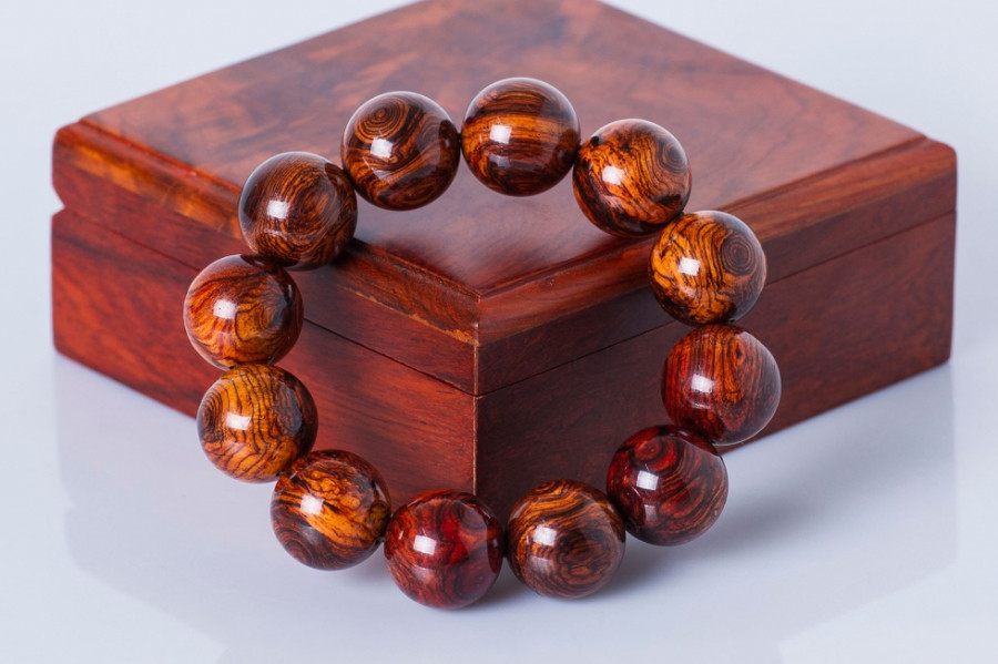 Cach chon vong tay go phong thuy giup thuan loi kinh doanh