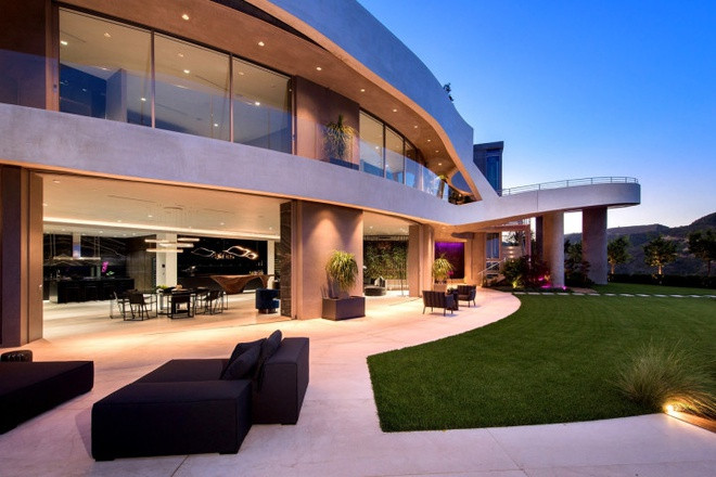 Bất động sản tọa lạc tại một ngọn đồi ở khu Brentwood, Los Angeles với tầm nhìn rộng mở ra khung cảnh thành phố. Tại đây, nam rapper sẽ là hàng xóm của những người nổi tiếng như siêu sao bóng rổ LeBron James và siêu mẫu Petra Ecclestone.