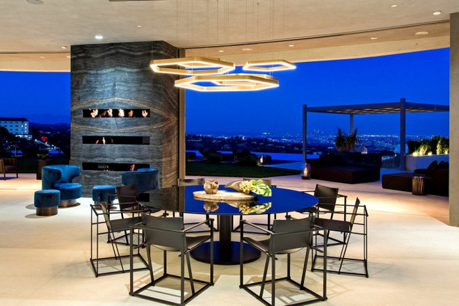 Khu vực bếp núc và ăn uống cởi mở, nằm ngay sát phòng khách, nổi bật với hàng loạt nội thất cầu kỳ, cao cấp được bài trí tinh tế.