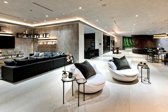 Phòng khách thoáng đãng, rộng rãi, được trang hoàng bởi nhiều nội thất sang trọng, đắt tiền. Không gian này còn có một quầy bar thu nhỏ để việc tiếp đón khách khứa, bạn bè trở nên thú vị.