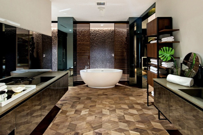 Phòng tắm chính trang nhã, được thiết kế như một spa sang trọng, xa xỉ.