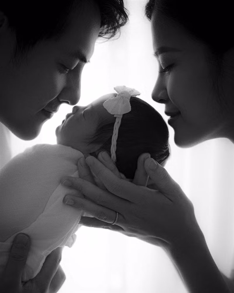 Đông Nhi - Ông Cao Thắng khoe tổ ấm đầy đủ 3 thành viên. Ngay khi lên sóng, hình ảnh gia đình Đông Nhi - Ông Cao Thắng nhận được nhiều sự quan tâm. Phần đông người hâm mộ dành lời khen cho vợ chồng nữ ca sĩ cũng như tiểu công chúa. Tuy nhiên, đáng chú ý hơn cả là bình luận của nhạc sĩ Dương Khắc Linh. Không chỉ khen hình đẹp, nam nhạc sĩ còn tranh thủ nhắc Đông Nhi sớm cho Winnie gặp 2 quý tử nhà anh để... chọn chồng. "Vài tháng nữa cho Winnie qua gặp Mickey, Jerry và chọn chồng nhen", Dương Khắc Linh hài hước. Trước chia sẻ của đàn anh, giọng ca Bad Boy khéo léo trả lời: "Mấy đứa nhỏ đang bú với ngủ nào có biết ba mẹ đang bàn tính chuyện gì đâu". Đáp lại, ông xã Sara Lưu vui vẻ: "Thôi để vài tháng nữa xem sao nhé chị sui".