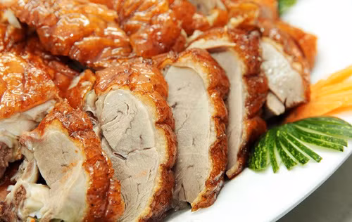 Cách nhận biết thịt lợn quay không nhuộm phẩm màu Cach nhan biet thit lon quay khong nhuom pham mau