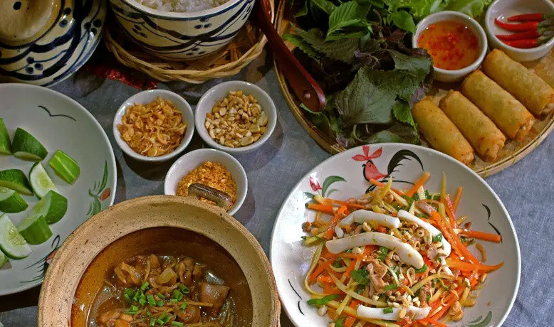 Giam doc thu tram ty nay ban do an online qua ngay