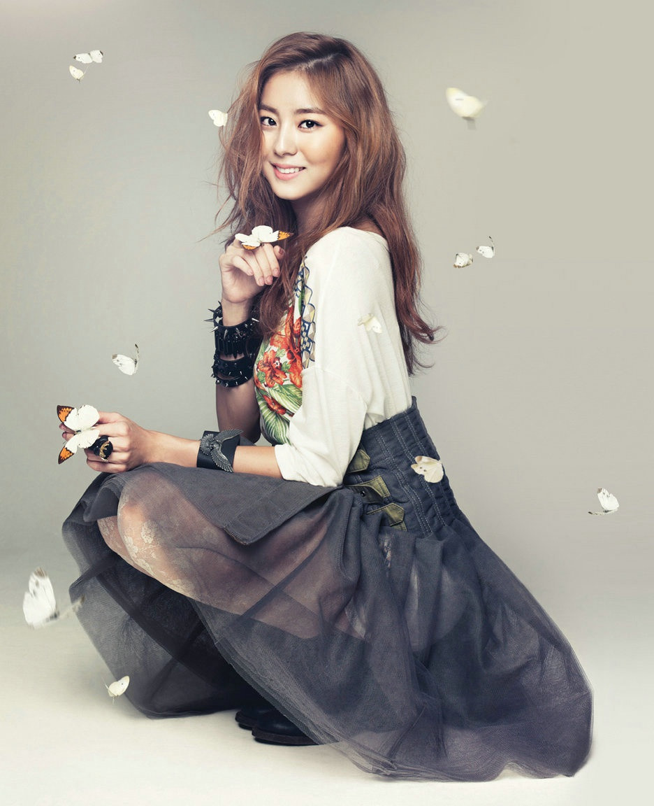 Danh tiếng của UEE bùng nổ trong giai đoạn 2009-2011, khán giả đặc biệt yêu thích thân hình gợi cảm và khuôn mặt ngây thơ của cô. Một chuyên gia trong ngành giải trí từng nhận xét: "Tôi không cần biết cô ấy hát hay diễn xuất, không cần biết cô ấy có tài năng xuất chúng hay không. Nhưng với vẻ đẹp đó, showbiz cần cô ấy, UEE sinh ra để làm ngôi sao".