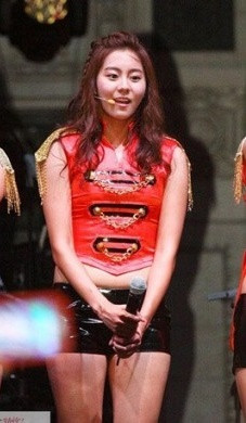 Tuy nhiên, cũng chính trong thời kỳ này, UEE gặp nhiều áp lực về vấn đề cân nặng. Trong chương trình I Live Alone, cô cho biết dù sở hữu "cặp đùi mật ong" được khán giả yêu thích nhưng thân hình cô không được thon gọn. Việc phải mặc trang phục hở eo khi lên sân khấu làm lộ nhược điểm có mỡ bụng của UEE. Nhiều người đã chụp ảnh lại hình ảnh mỹ nhân người Hàn lộ bụng và liên tục chỉ trích, bêu rếu trên mạng.