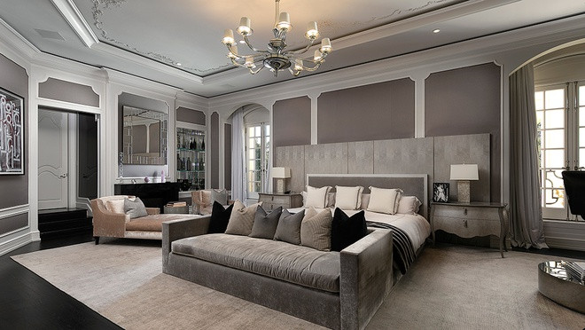 Phòng ngủ chính rộng lớn mang tông màu xám thanh lịch, được trang hoàng bởi nhiều nội thất cầu kỳ. Ngôi nhà này từng được rao bán với giá 200 triệu USD vào năm 2016, sau đó giảm xuống còn 160 triệu USD trong năm 2019.