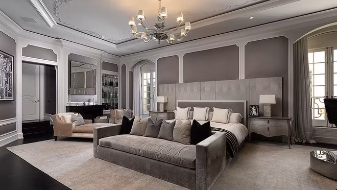 Phòng ngủ chính rộng lớn mang tông màu xám thanh lịch, được trang hoàng bởi nhiều nội thất cầu kỳ. Ngôi nhà này từng được rao bán với giá 200 triệu USD vào năm 2016, sau đó giảm xuống còn 160 triệu USD trong năm 2019.