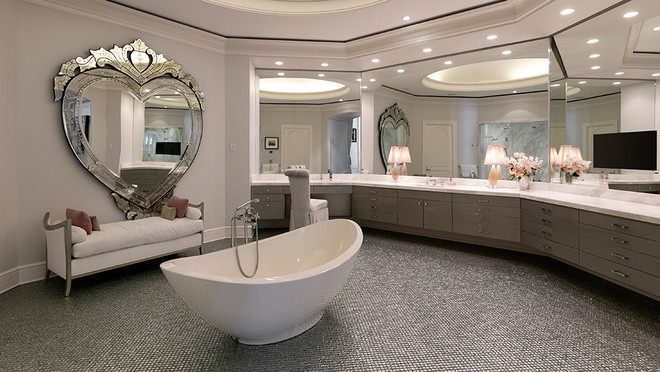 Phòng tắm chính thoáng đãng, trang nhã, được trang bị đầy đủ tiện nghi cao cấp và chia thành nhiều khu vực khác nhau.