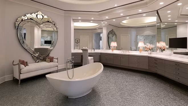 Phòng tắm chính thoáng đãng, trang nhã, được trang bị đầy đủ tiện nghi cao cấp và chia thành nhiều khu vực khác nhau.