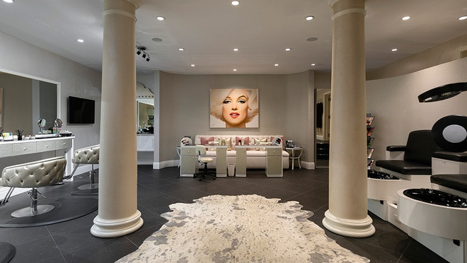 Gia chủ có thể tận dụng một số tiện ích như phòng gym, khu vực salon, massage, và spa để nâng cao sức khỏe, chăm sóc sắc đẹp.