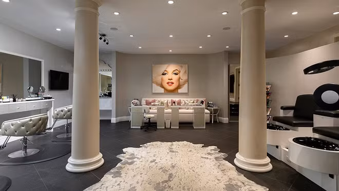 Gia chủ có thể tận dụng một số tiện ích như phòng gym, khu vực salon, massage, và spa để nâng cao sức khỏe, chăm sóc sắc đẹp.