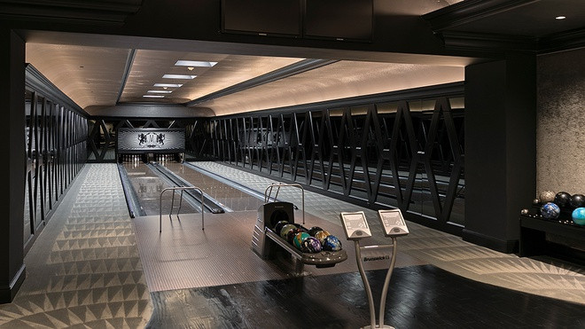 Những khu vực giải trí khác nổi bật bên trong căn biệt thự này có thể kể đến sân chơi bowling, quầy bar, và hầm rượu.