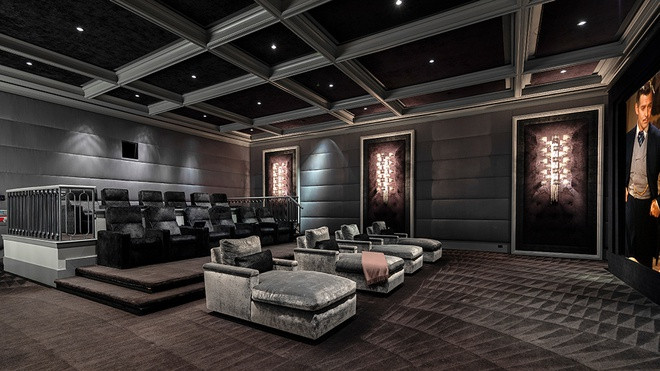 Rạp phim trong nhà mang những gam màu tối độc đáo, trang nhã, được trang bị các thiết bị, hệ thống công nghệ tối tân.