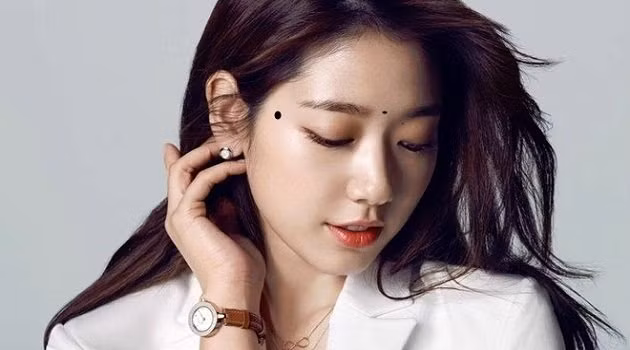 Mot nguoi so huu 3 not ruoi chon vang: Ca doi giau sang-Hinh-2