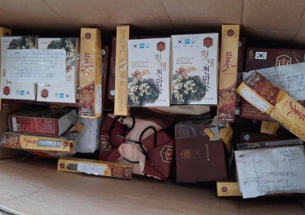 Mua hang xin gia re, nhan qua khung va cai ket dang-Hinh-2