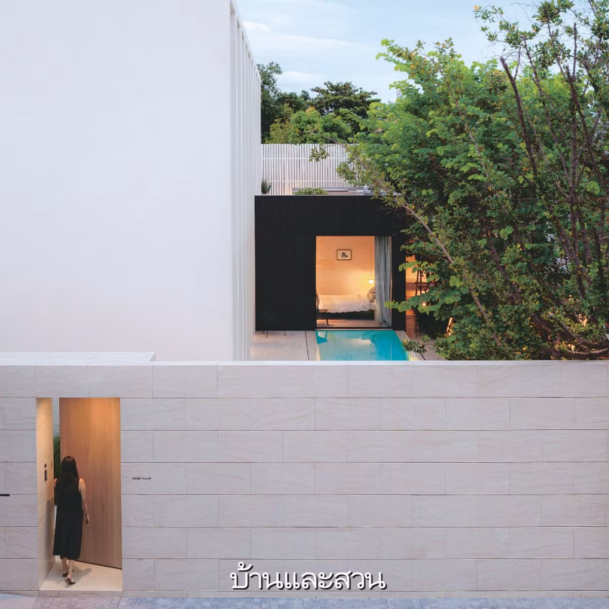 Nhìn từ bên ngoài, trông ngôi nhà thật đơn giản, nhẹ nhàng như một khối bê tông không mái với cánh cửa nhỏ nhắn đi vào.