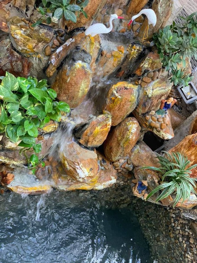 Nữ ca sĩ còn cho thợ thiết kế một hòn non bộ. 