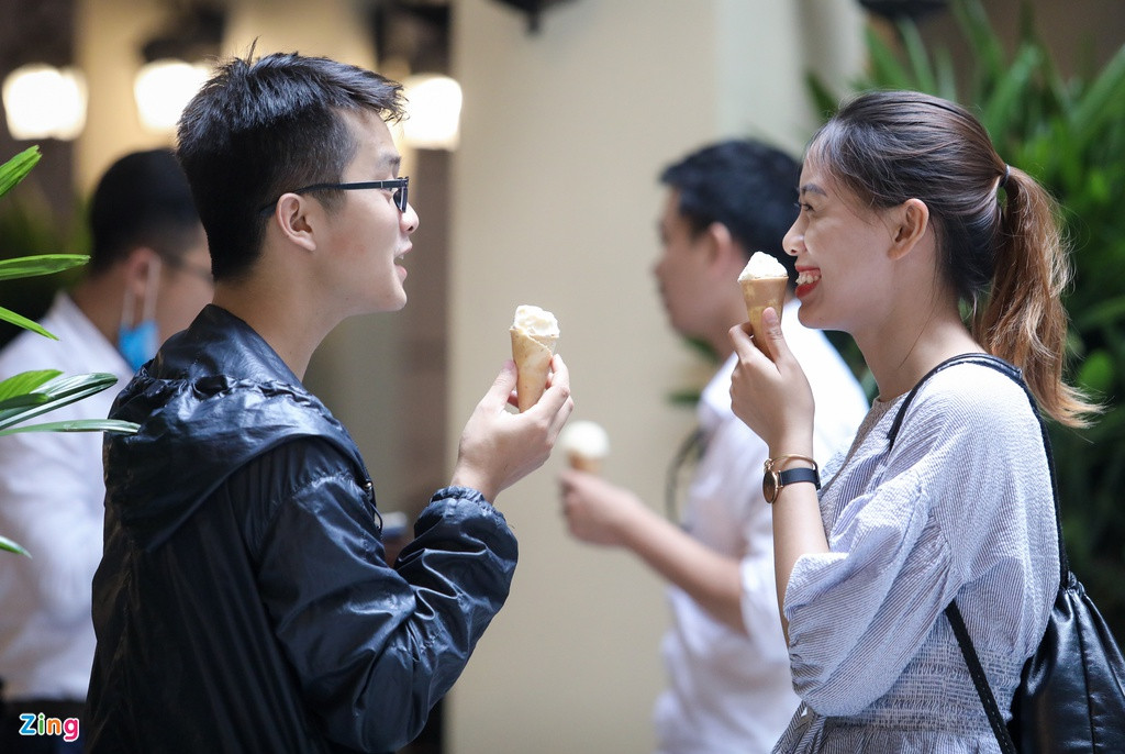 Tú và Huyền vui vẻ ăn kem bên trong không gian mới. Đôi bạn cho biết thỉnh thoảng lại ra đây ăn kem kết hợp với dạo chơi ở phố đi bộ. Huyền nói: "Không gian thoáng mát hơn, tuy nhiên vẫn không có bàn ghế cho khách ngồi ăn. Mình thấy nếu có thể ngồi ăn ở tầng 2 sẽ thoải mái hơn, nhưng nếu không có cũng không sao, ăn kem đứng đã trở thành nét truyền thống ở nơi đây".