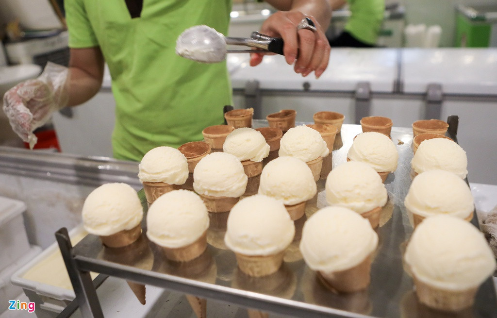 Với 4 loại kem: ốc quế, kem que, kem tươi, mochi và nhiều hương vị mới, thực khách thoải mái lựa chọn theo sở thích. Sau hơn 60 năm, kem Tràng Tiền vẫn giữ được hương vị ngọt thanh, thơm bùi và béo ngậy đặc trưng.