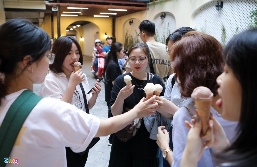 Diệu Linh và nhóm sinh viên tới đây ăn kem sau khi đi bảo tàng. "Trước đây chúng em thấy không gian khá tối, nóng, đứng một lúc là ngột ngạt. Em hơi bất ngờ khi sau một thời gian quay trở lại đây, mọi thứ đã thay đổi. Tuy không khác quá nhiều nhưng đủ để cảm thấy thoải mái, sạch sẽ", nhóm bạn cho biết.