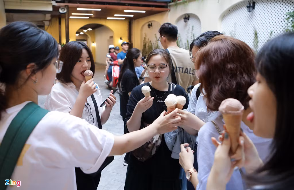 Diệu Linh và nhóm sinh viên tới đây ăn kem sau khi đi bảo tàng. "Trước đây chúng em thấy không gian khá tối, nóng, đứng một lúc là ngột ngạt. Em hơi bất ngờ khi sau một thời gian quay trở lại đây, mọi thứ đã thay đổi. Tuy không khác quá nhiều nhưng đủ để cảm thấy thoải mái, sạch sẽ", nhóm bạn cho biết.