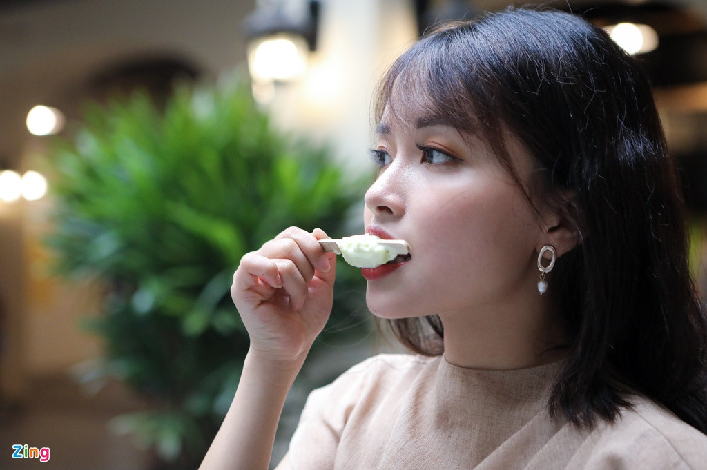 "Trước đây mình hay mua kem rồi ra ngoài ăn, hôm nay đến đây thấy mát mẻ hơn, không gian xanh, thoáng, ăn xong sẽ chụp ảnh check-in ở đây", Miên chia sẻ.