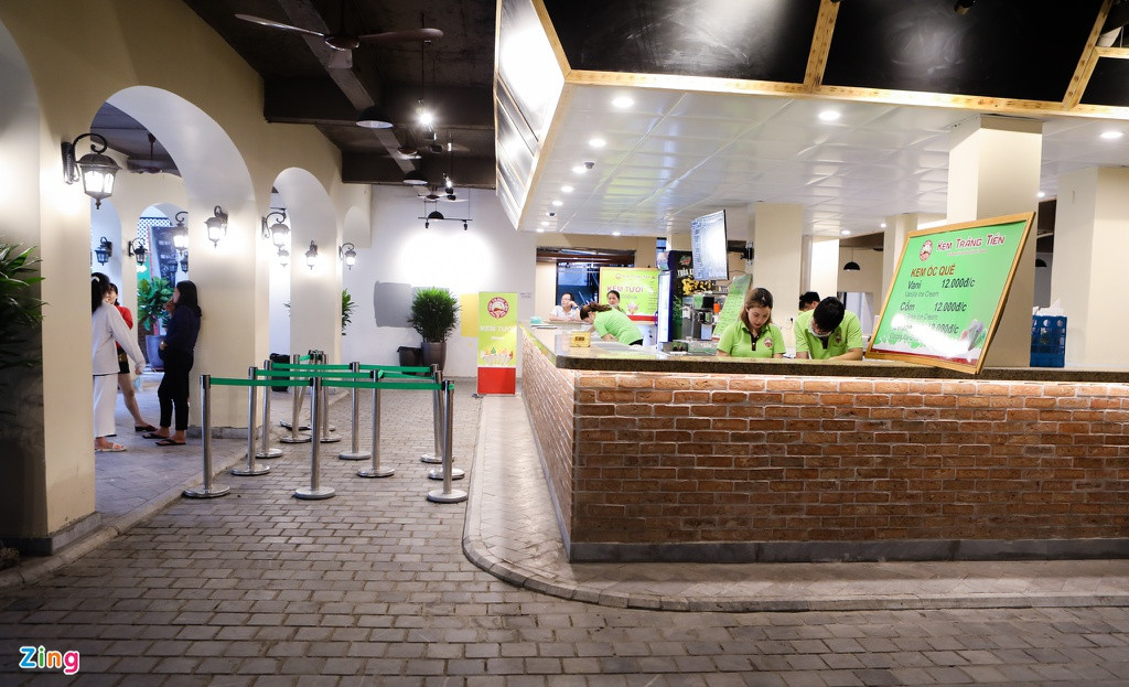 Các quầy hàng được sửa với lớp gạch xây không trát. Diện tích khu vực xếp hàng không thay đổi.