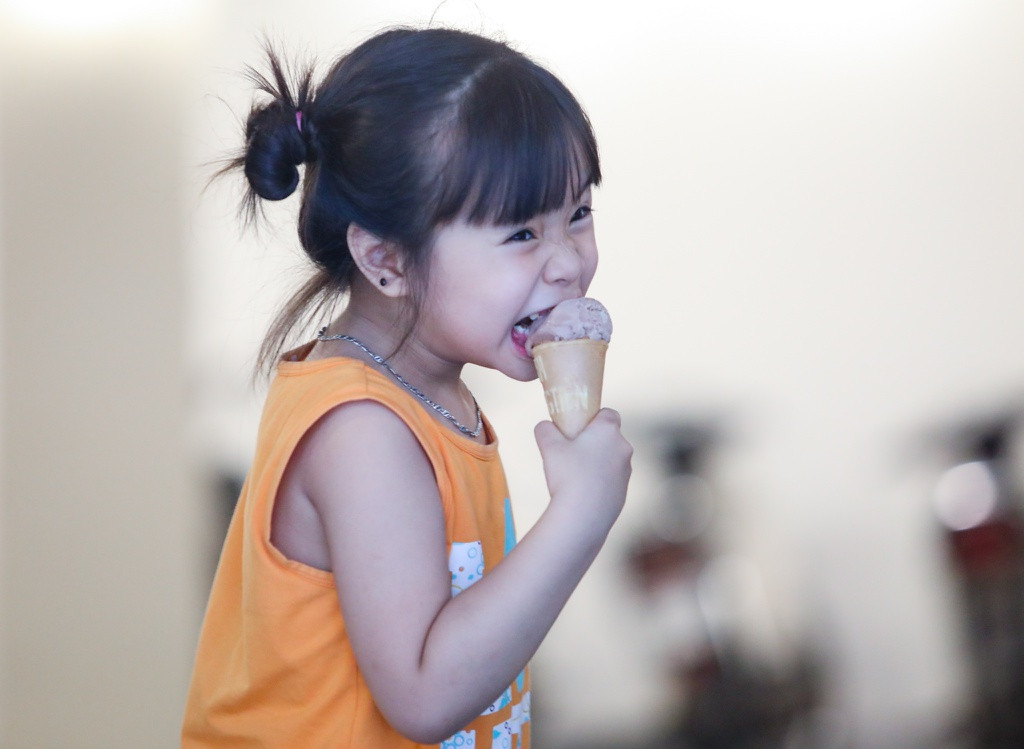 Trẻ em thích thú khi được thưởng thức kem vào mùa hè.