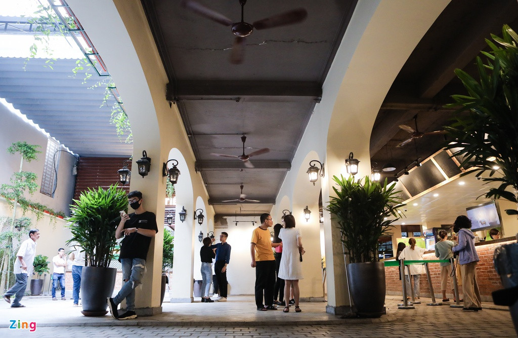 Quạt trần được lắp đặt dọc hành lang để giảm nhiệt trong mùa hè cho khách hàng.