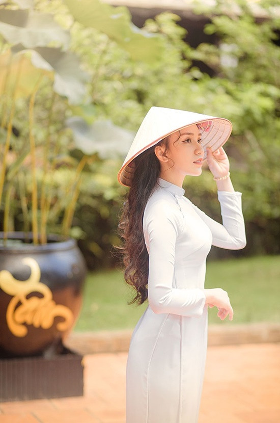 Nu sinh khien dan mang thot len 