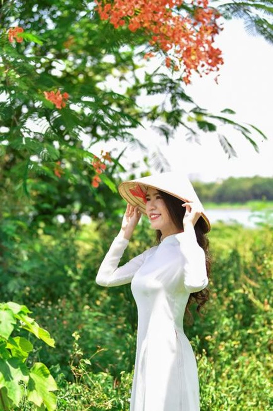 Nu sinh khien dan mang thot len 