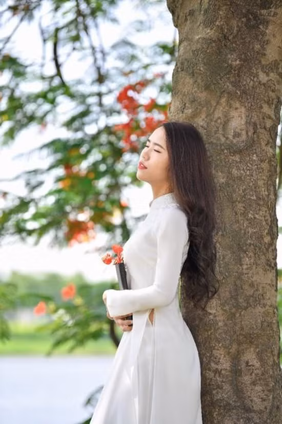 Nu sinh khien dan mang thot len 