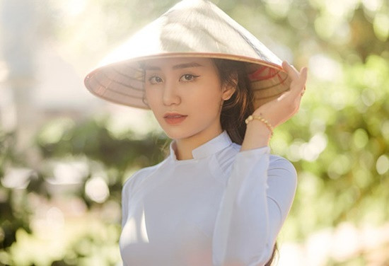 Nu sinh khien dan mang thot len 