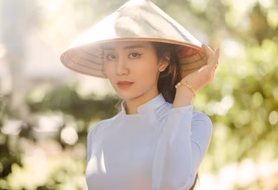 Nu sinh khien dan mang thot len 