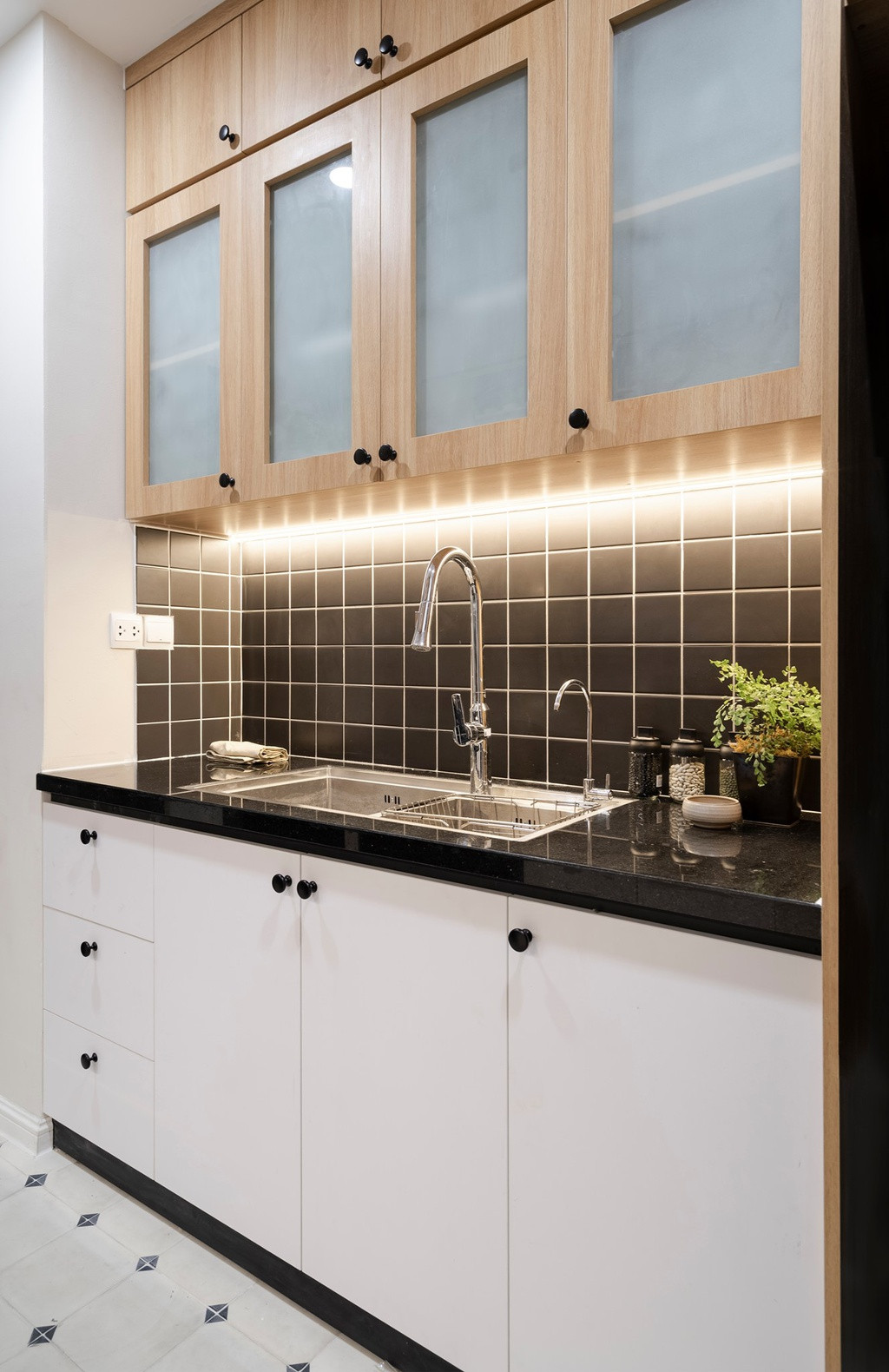 Khu vực bếp được thiết kế tối giản nhằm tiết kiệm không gian nhưng đồng thời đủ tiện nghi cho gia đình sử dụng.