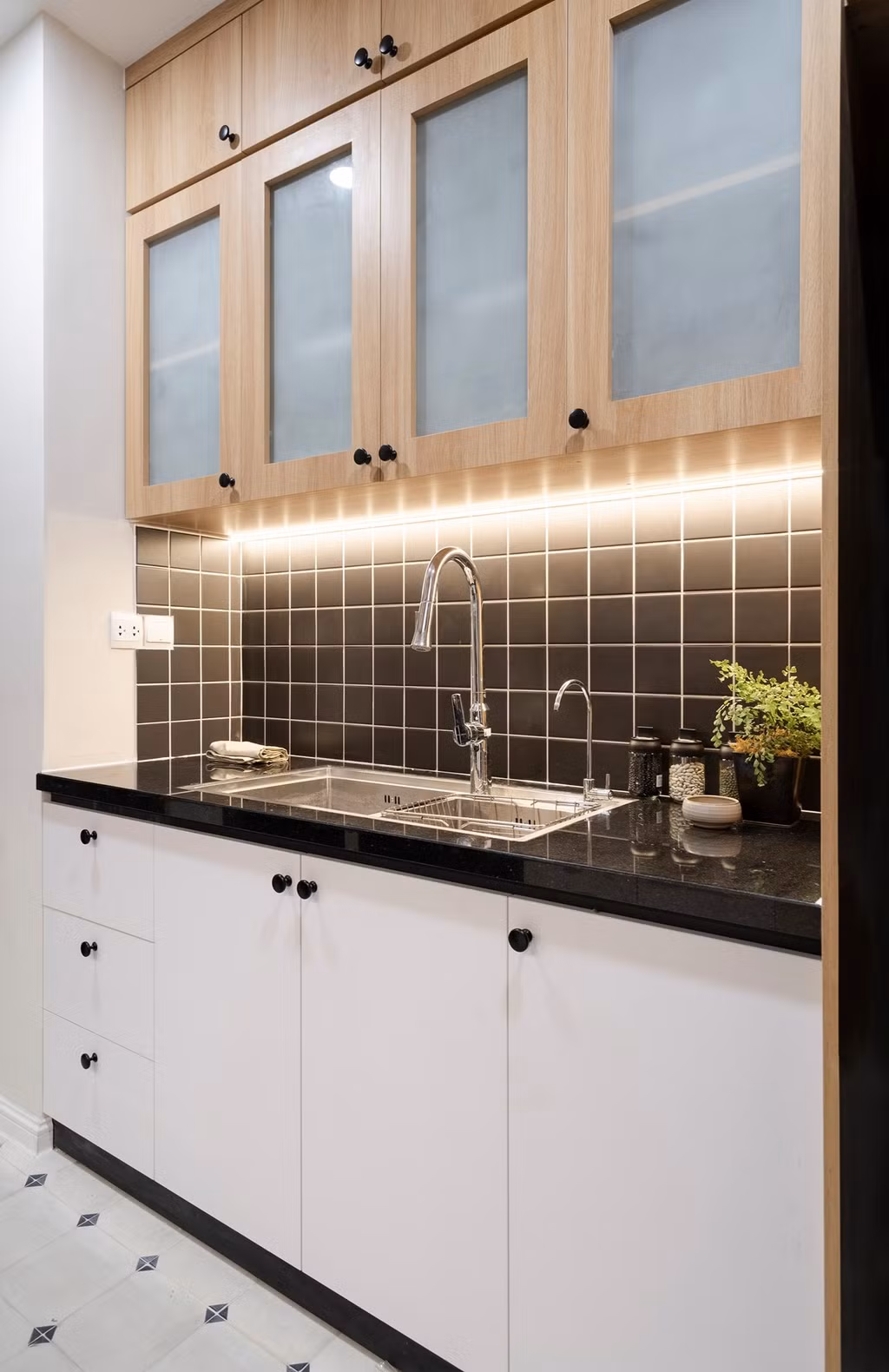 Khu vực bếp được thiết kế tối giản nhằm tiết kiệm không gian nhưng đồng thời đủ tiện nghi cho gia đình sử dụng.