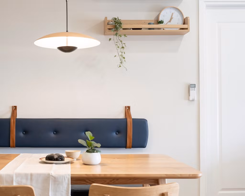 Chất liệu chủ yếu được sử dụng trong căn hộ là gỗ ép và da sần giúp ngôi nhà tối giản nhưng có nét hiện đại.