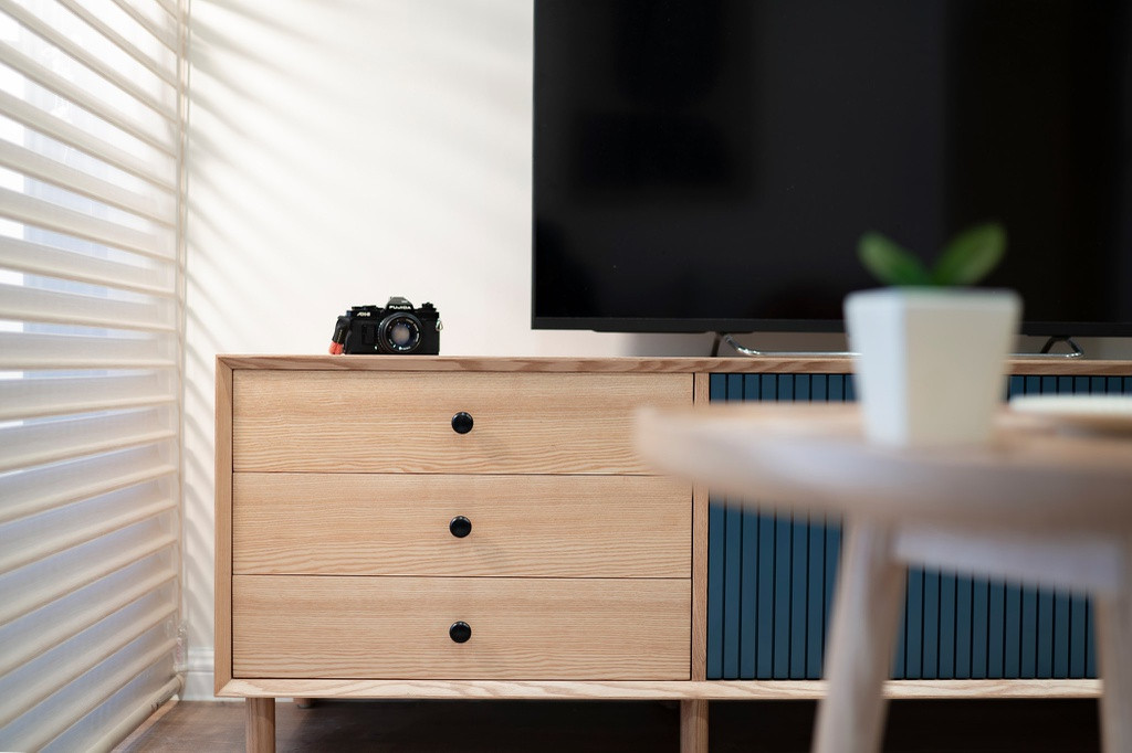 Phòng khách được tận dụng tối đa để lưu trữ sản phẩm. Các thiết bị điện tử và đồ nội thất được lựa chọn nhỏ gọn, phù hợp với không gian nhỏ.